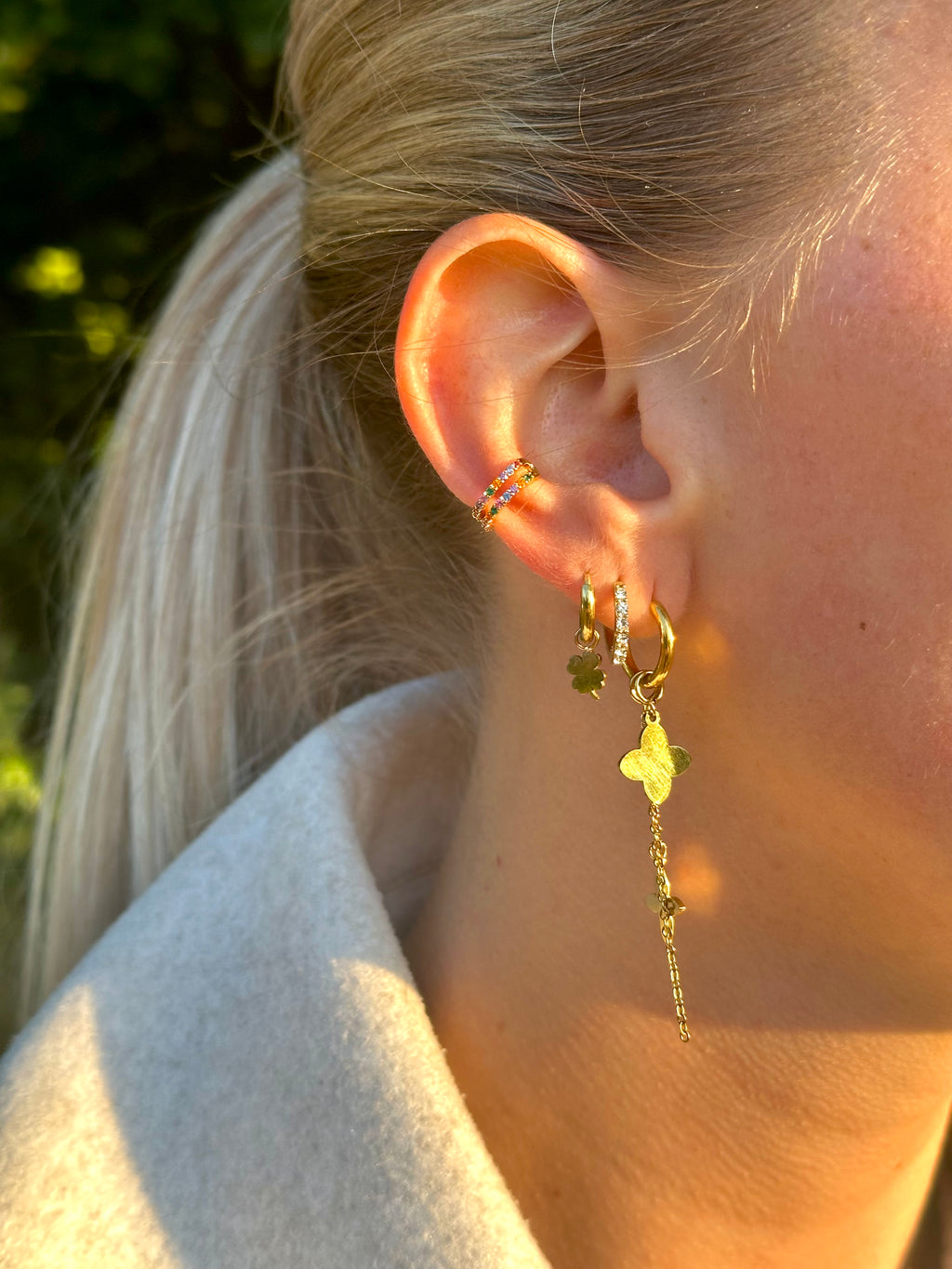 Gekleurde steentjes earcuffs
