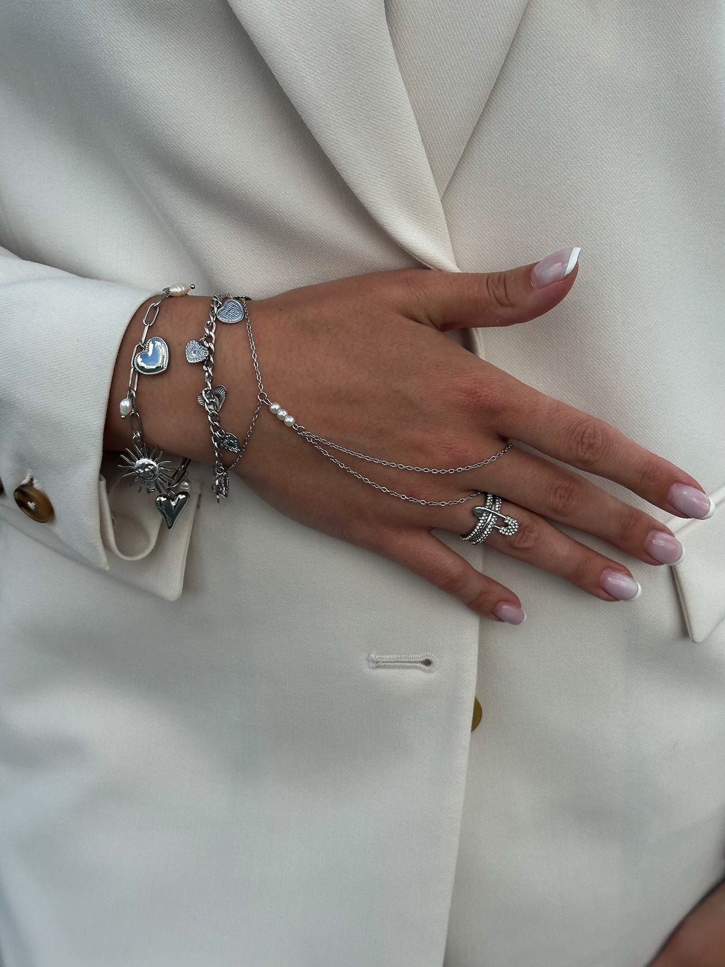 Zilveren handketting met parels