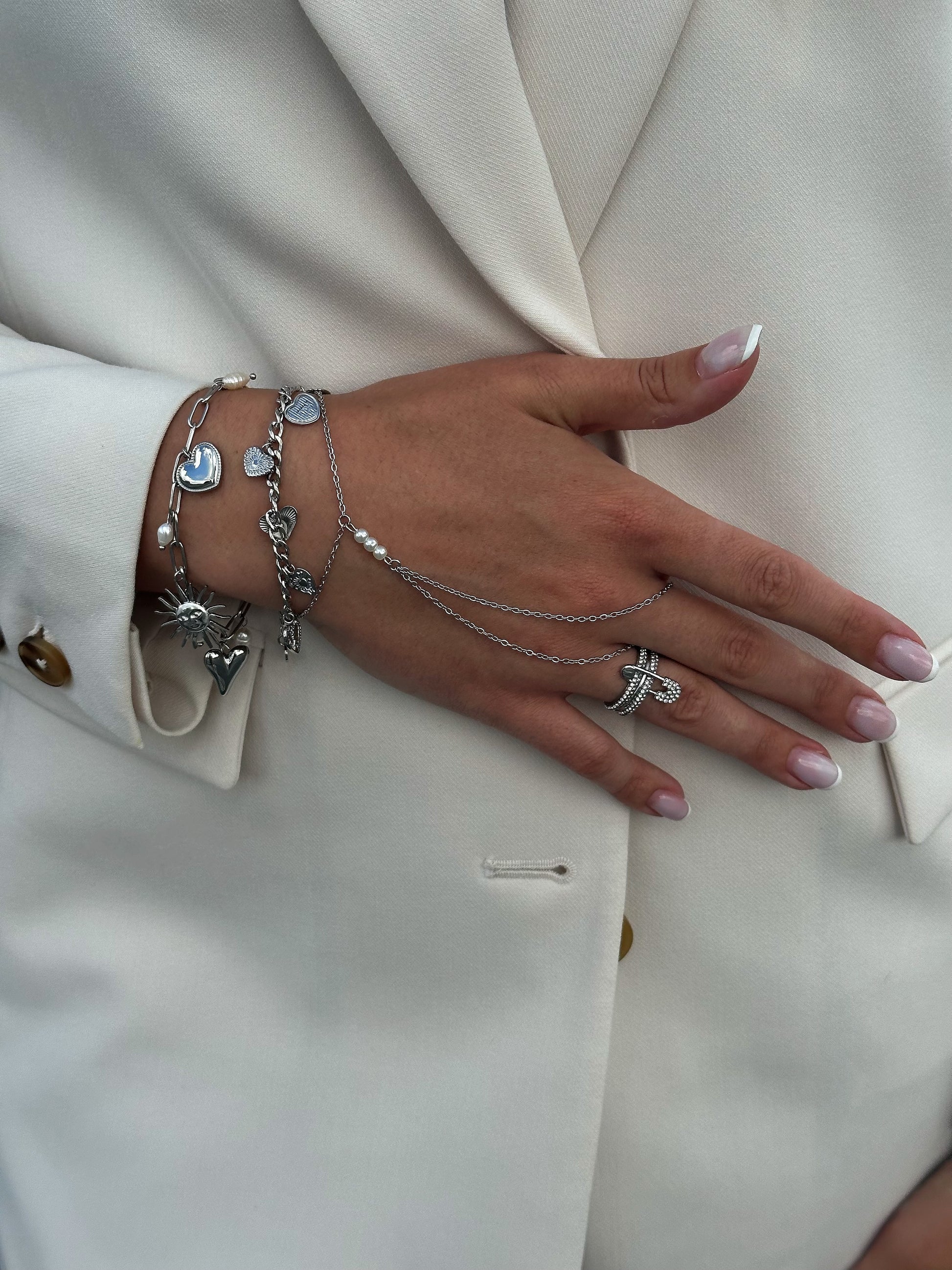 Zilveren handketting met parels