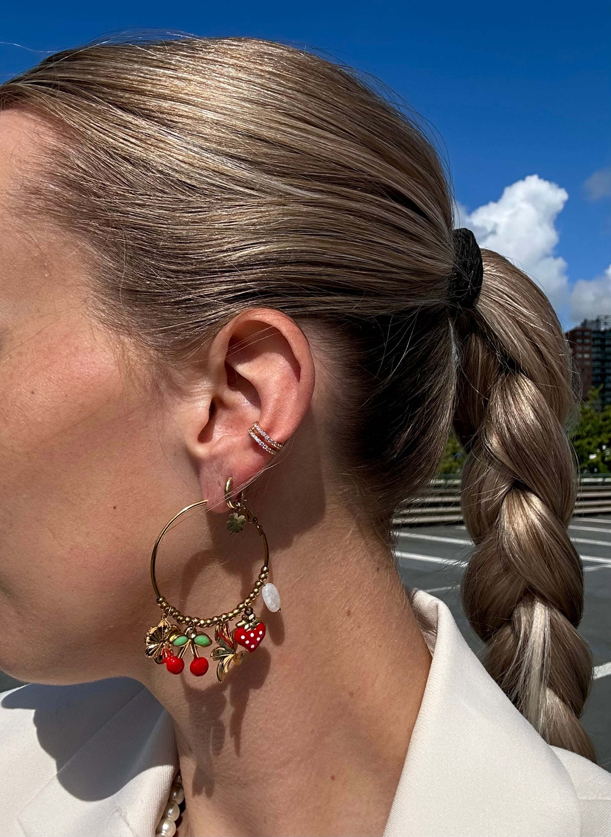 Gouden hoops met speelse bedels