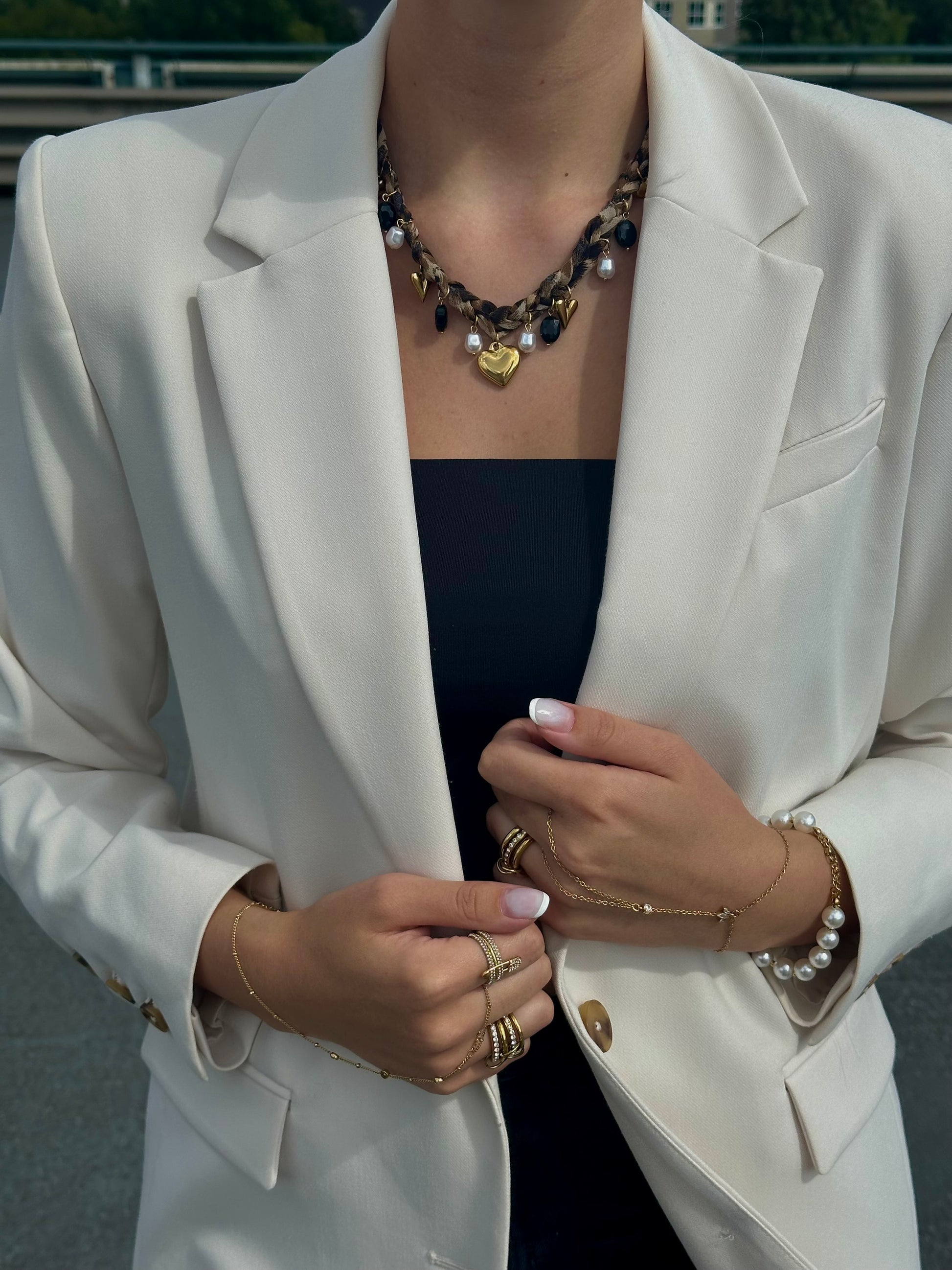 Gevlochten ketting met gouden bedels